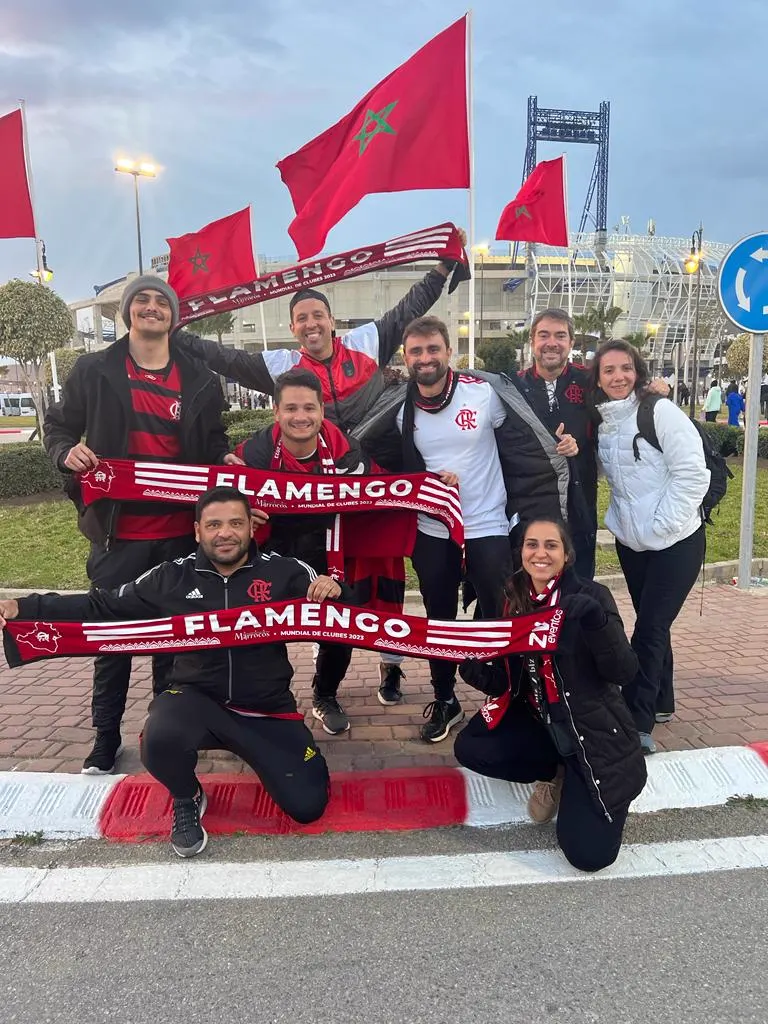 Grupo ZV em ponto turístico durante viagem esportiva
