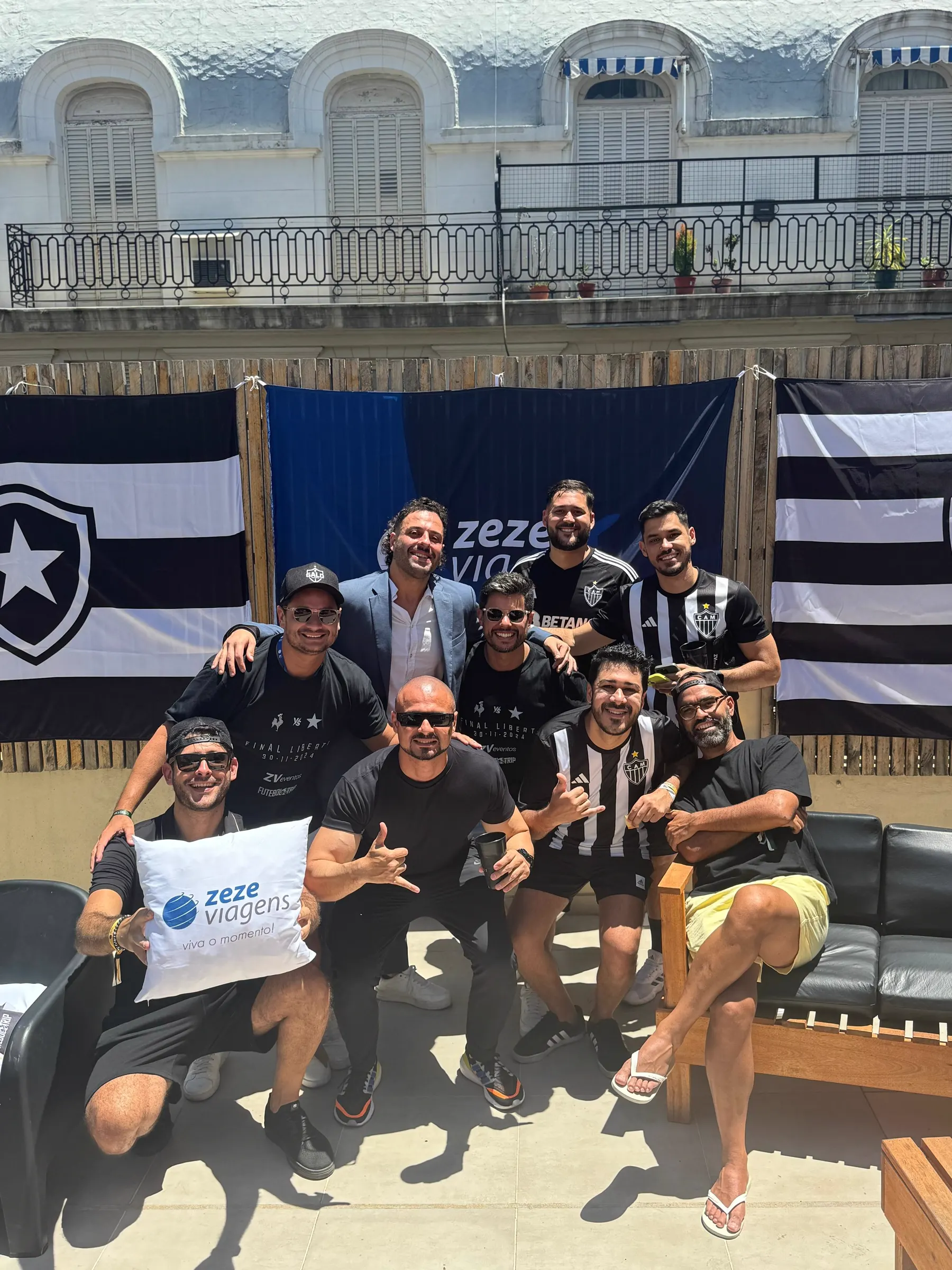 Clientes ZV em rooftop com bandeira da ZV Eventos