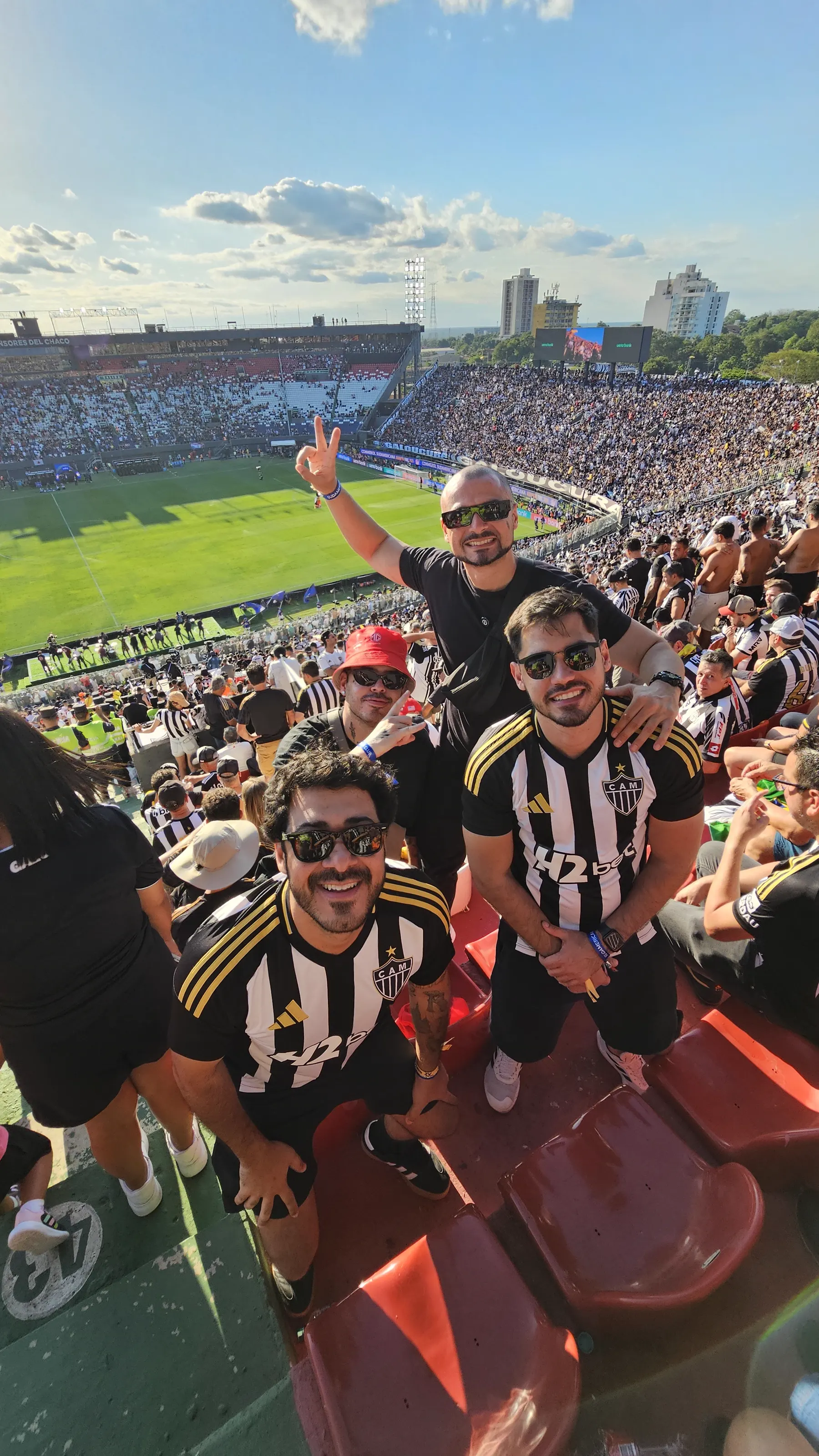 Torcedores com a ZV Eventos em estádio internacional